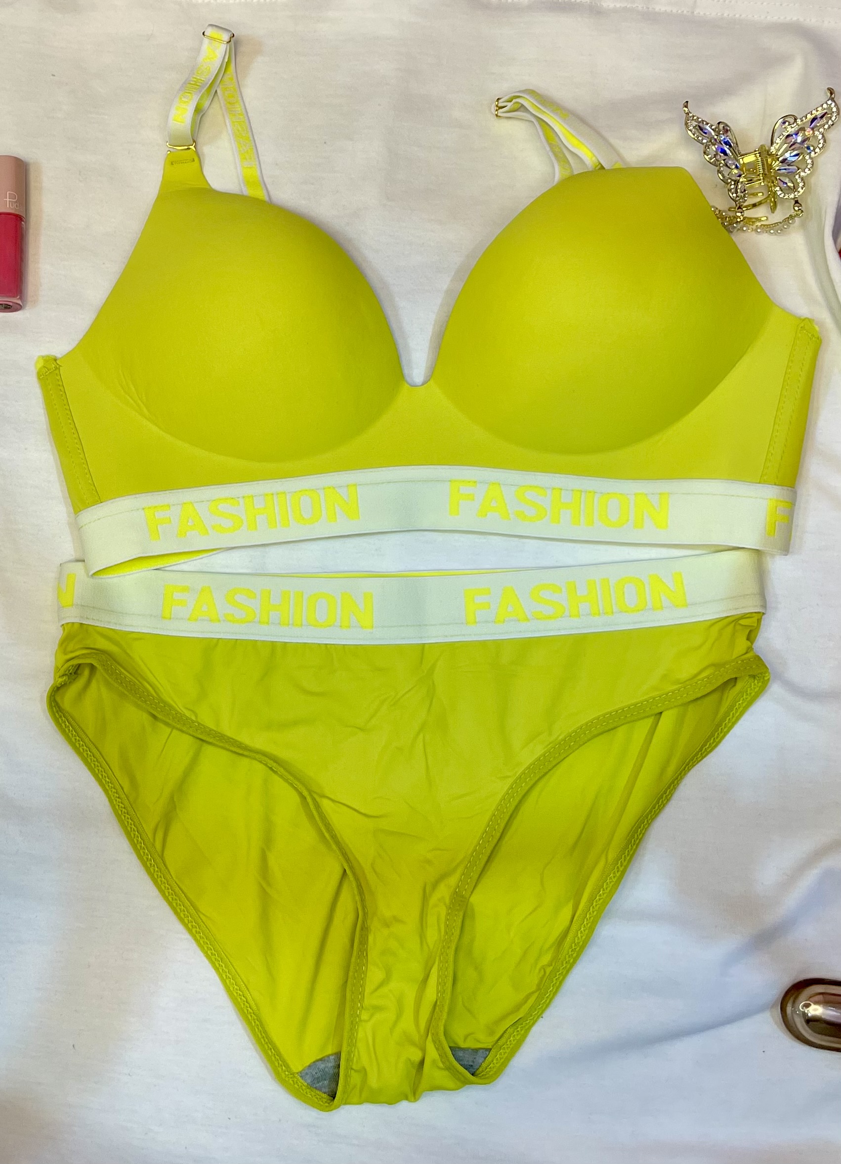ست شورت وسوتین اسفجی بدون فنر رنگ لیمویی  کاپ B.  مدلfashion